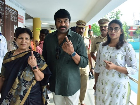 Chiru1_2 ಸಾಮಾನ್ಯರಂತೆ ಸರತಿ ಸಾಲಲ್ಲಿ ನಿಂತು ಮತದಾನದ ಹಕ್ಕು ಚಲಾಯಿಸಿದ ಟಾಲಿವುಡ್‌ ಸೆಲೆಬ್ರಿಟಿಗಳು