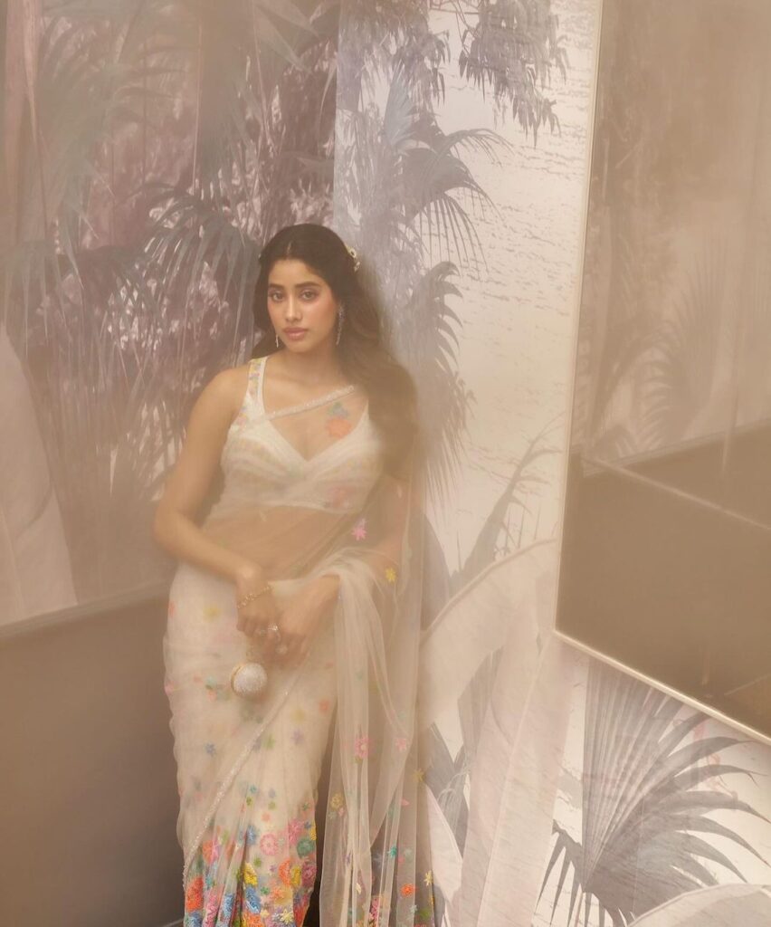 Janhvi-kapoor-4-852x1024 ತೆಳು ಬಿಳಿ ಸೀರೆಯಲ್ಲಿ ಗಂಧರ್ವ ಕನ್ಯೆ ಜಾನ್ವಿ...! ಫೋಟೋಸ್ ಇಲ್ಲಿವೆ