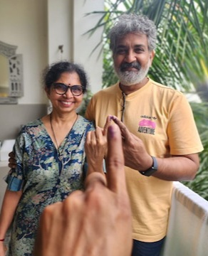 Rajamouli2 ಸಾಮಾನ್ಯರಂತೆ ಸರತಿ ಸಾಲಲ್ಲಿ ನಿಂತು ಮತದಾನದ ಹಕ್ಕು ಚಲಾಯಿಸಿದ ಟಾಲಿವುಡ್‌ ಸೆಲೆಬ್ರಿಟಿಗಳು